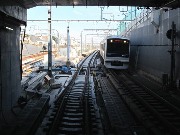 東北沢駅のホーム端から見た坑口。緩行線の軌道が地上までつながった。