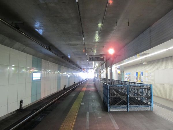 東北沢駅地下のホーム。緩行線線路天井にあった仮設空調ダクトは全て撤去された。