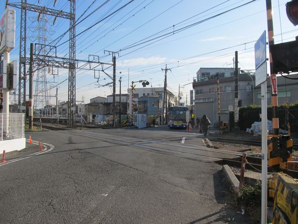 南武支線川崎新町～浜川崎間にある小田踏切。変則四差路の中に踏切がある。小田栄駅はこの踏切を挟んで設置される。