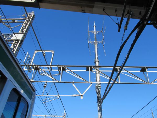 与野本町駅のATACS基地局。ここは特にアンテナの本数が多く、各方向に4本ずつアンテナが設置されている。