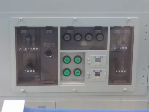 ボタンが追加された運転台の保安装置・種別選択スイッチ